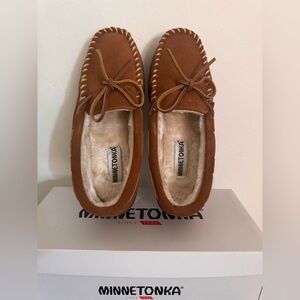 Minnetonka Brown Suede Moccasins with Bow Men’s 7W or Women’s 8.5/9